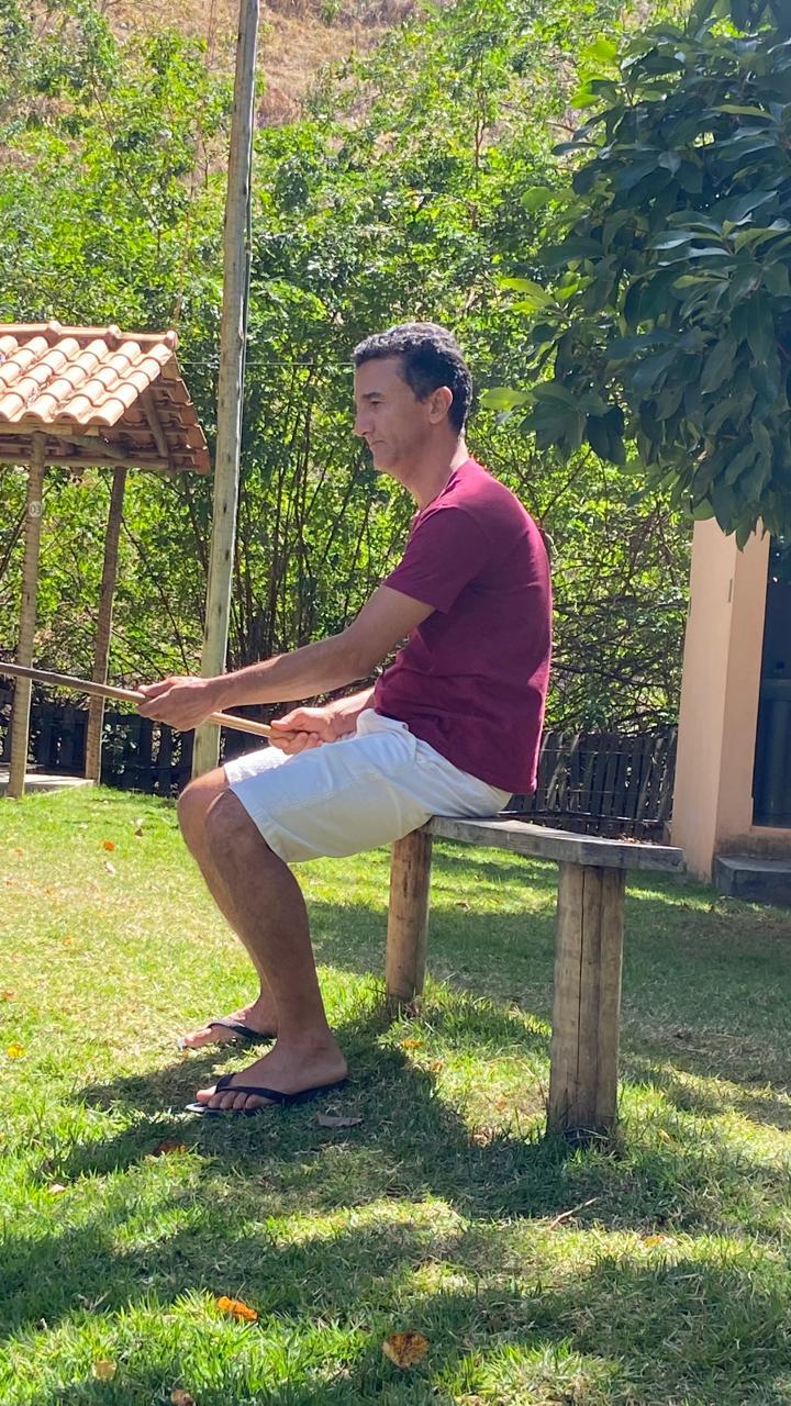 Richardson Castro em contato com a natureza, refletindo sobre equilíbrio e estilo de vida