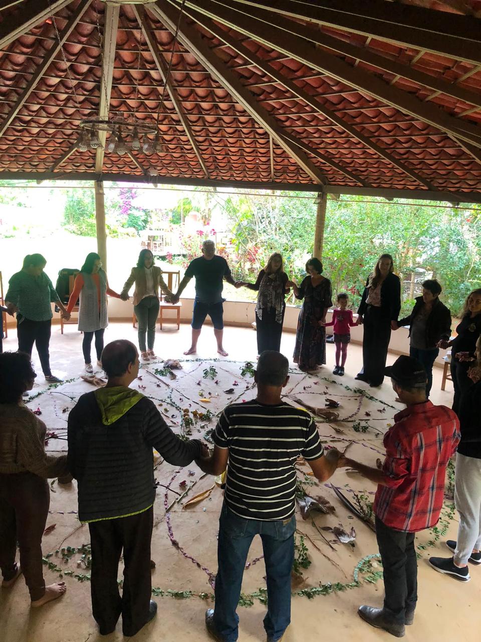 Trabalho terapêutico em grupo em ambiente acolhedor junto à natureza